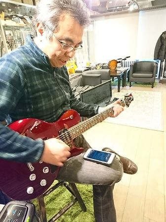 フリーダム・カスタム・ギター・リサーチ　深野社長にボトムズアップギターズのハイドラやブレーバリーをチェック頂きました。